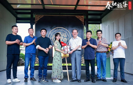 中国苏轼研究学会副会长李公羽向海南省苏学研究会会员单位海南合悦控股集团有限公司赠送个人学术著作和苏学研究资料