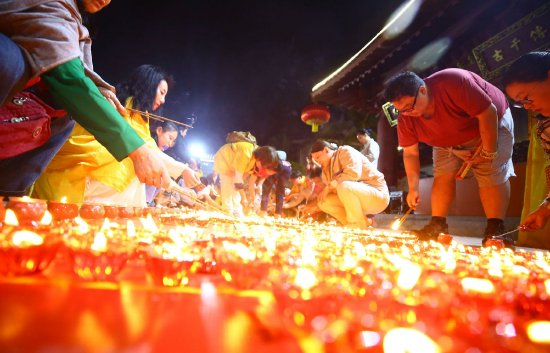 2月9日，人们在三亚南山文化旅游区内的南山寺点燃蜡灯祈福
