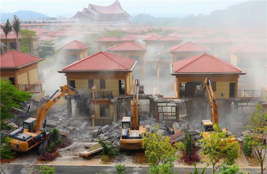 陵水县依法拆除违法项目"国茂·清水湾"逾14万平米