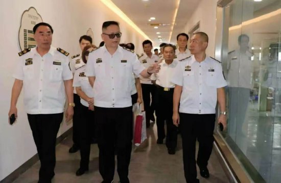 参观南国健康产业园现代化生产流水线