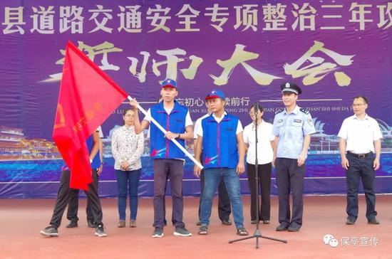 县委常委,县公安局长林梦灵为保亭县文明交通志愿者
