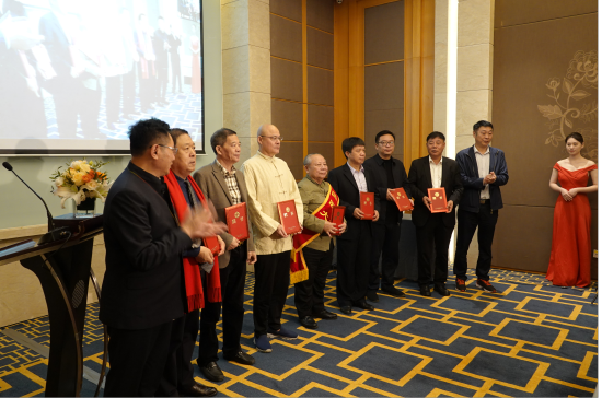 海南省林业局副局长高述超和第二届会长王守东为专家顾问颁发聘书
