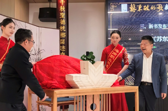 海南省委宣传部副部长张振明（左），省文联作协党组书记、省文联主席夏斐出席发布会并为新书揭幕。