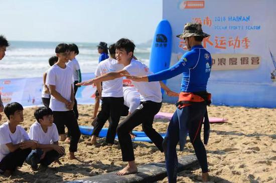 教练们对学员进行冲浪技能讲解