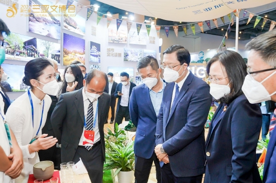 　　三亚市委副书记尚林，三亚市委常委、宣传部部长周春华，三亚市人大常委会副主任黄志强一行参观旅文集团展位