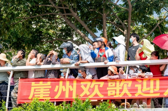 热情的观众(崖州区委宣传部供图)