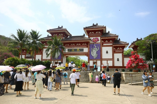 4月25日,游客在三亚南山文化旅游区游览