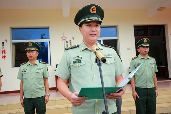 图为文昌边防支队林振宇支队长作致辞讲话