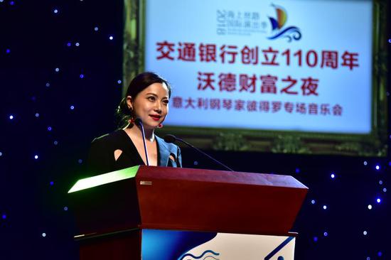 开幕式上东方环球大剧院海南国际会展中心总经理刘夏石,香港巨龙国际