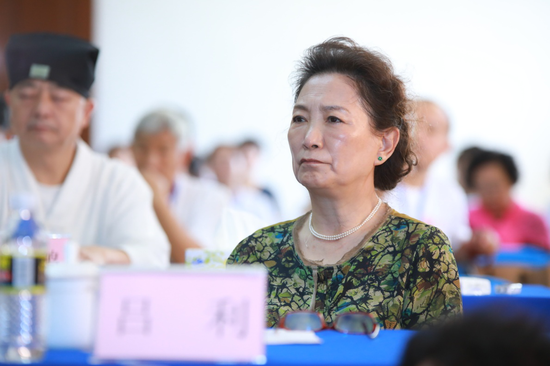 全军营养专业委员会副主任,医学营养学著名专家吕利