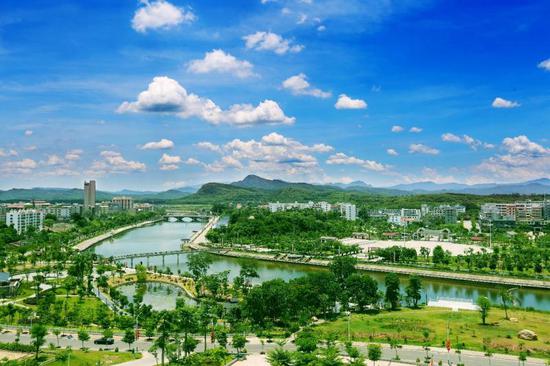 天青水碧的白沙县城一角