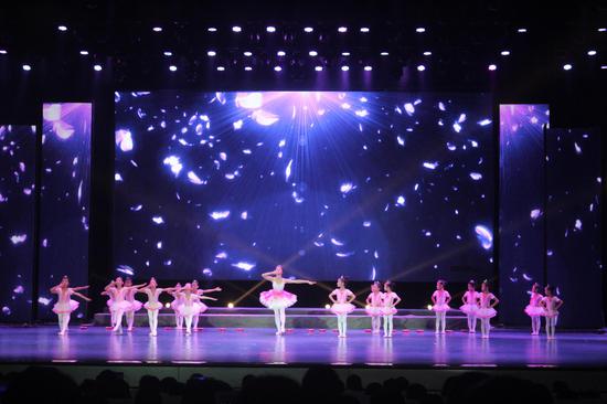 现任师舞堂教材主编,创始人朱显峰介绍,少儿舞蹈展演是对教学