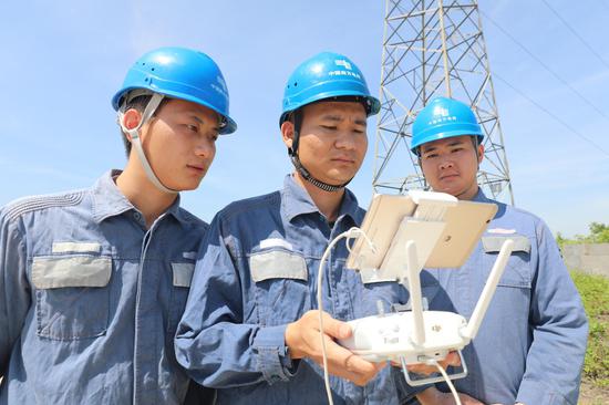 海口供电局率先在全省实现无人机自动巡检输电线路