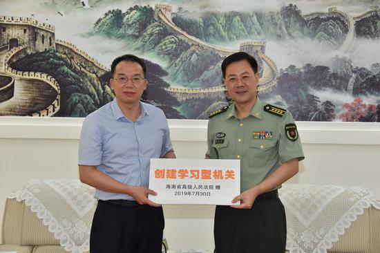 陈文平副院长慰问海南省军区(吴清川摄)