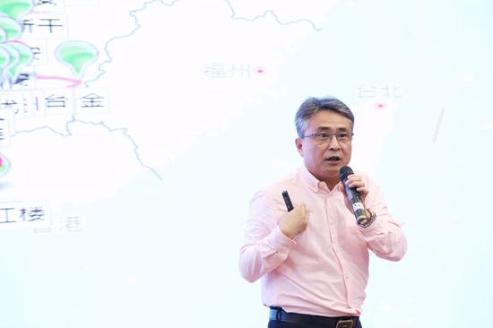 海滨是华东师范大学文学博士,海南大学人文传播学院教授,古代文学专业