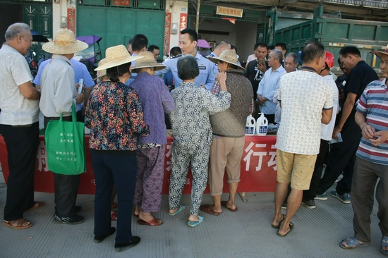 屯昌县禁毒办联合南坤镇尖岭派出所开展禁毒宣传教育暨国家反诈中心