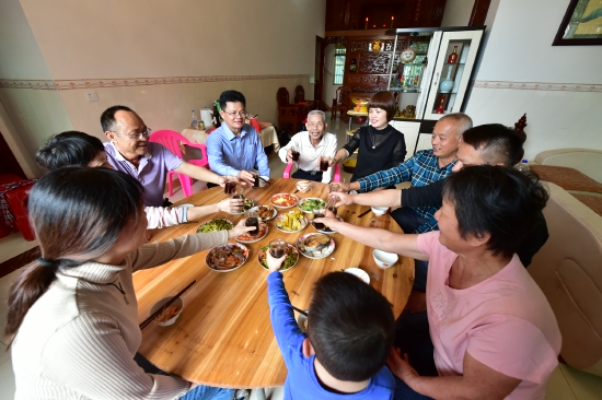 陈毓壮一家提前吃团圆饭,林维坤摄影