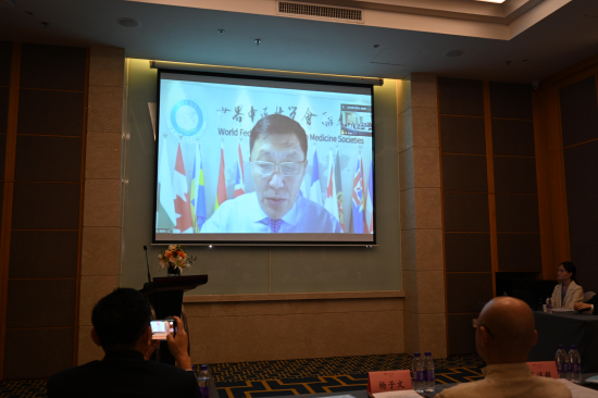 世界中医药学会联合会副主席兼秘书长桑滨生先生为第二届会长、执行会长、秘书长颁发证书并致辞