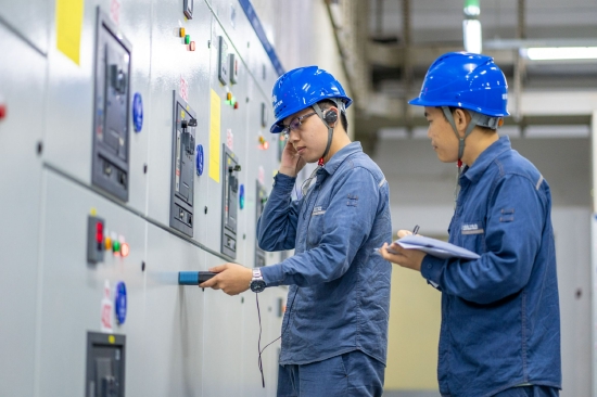 南方电网海南琼海供电局工作人员在博鳌亚洲论坛主会场配电房开展保