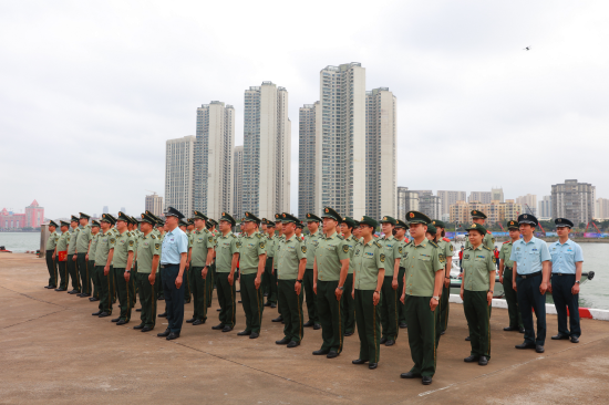 海警执法员整齐列队