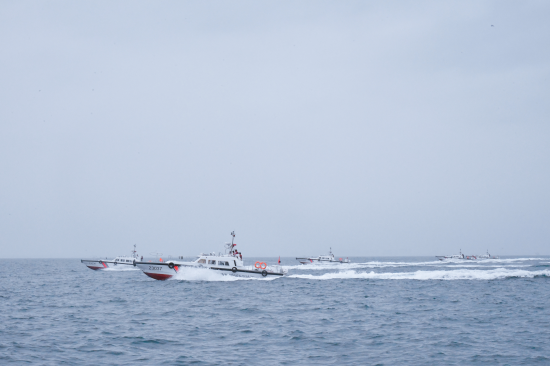 新入列海警执法摩托艇在海上高速机动