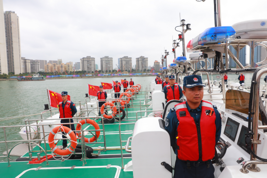 海警执法员整齐列队
