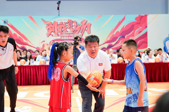 海南省旅游和文化广电体育厅副厅长杨新利为嘉年华揭幕战进行跳球