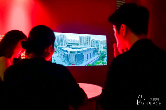 品牌晚宴现场，到场嘉宾参观项目展示区