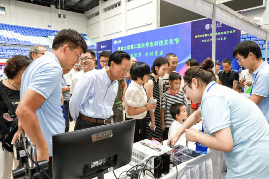 6月1日上午，符宣国在海甸校区多功能综合体育馆与学生创新团队交流。王鑫宇 摄