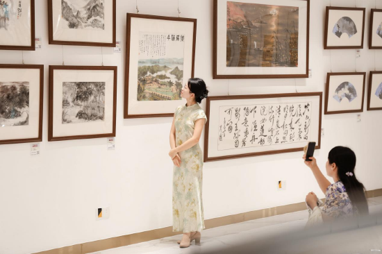 身着新中式旗袍的游客在艺术馆拍照打卡