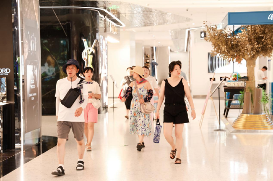 游客在国免三亚店逛店、购物