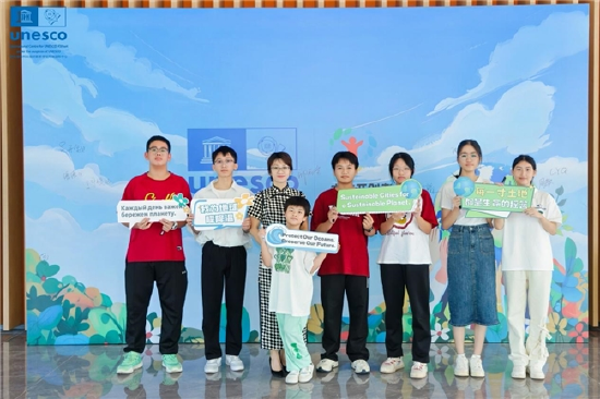 现场教师、学生签到合影