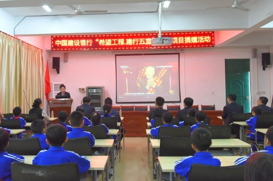图为“英雄事迹进校园”宣讲活动