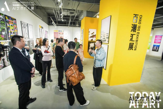 红树林AI艺术万人展联合策展人赵伯祚在导览