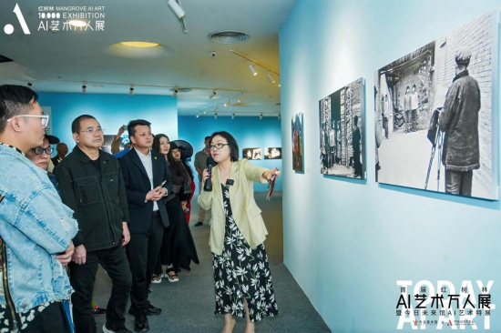 今日美术馆副馆长、红树林AI艺术万人展联合策展人晏燕在导览