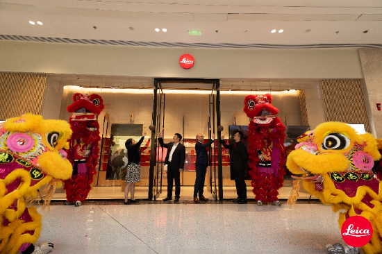 　　嘉宾敲椰壳剪彩 从左至右：中国旅游集团中免股份有限公司商品部采购总监 战杨女士、中免（海口）国际免税城副总经理 牛波涛 先生 徕卡相机大中华区董事总经理 Siegmund Dukek先生、徕卡相机大中华区资深商务总监 Kenn Kuang先生