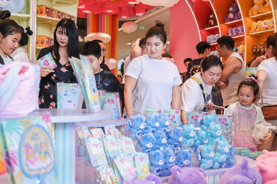 游客在Care Bears主题咖啡店内挑选商品