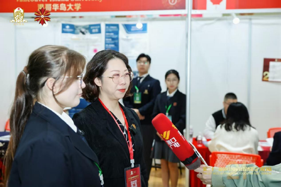海南枫叶国际学校中方课程校长曾艳现场接受采访