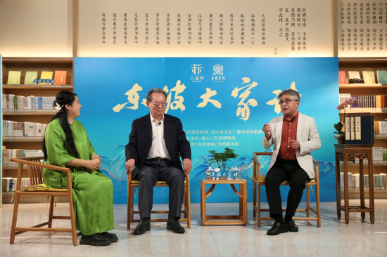 海滨教授全程参与采访和摄制。在“东坡大家讲”访谈时，与李公羽、胡瑞展开精彩对谈。