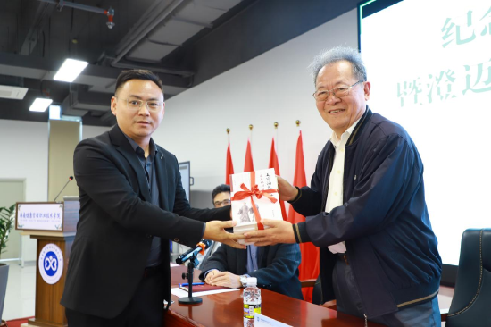 李公羽向学院赠送个人学术著作