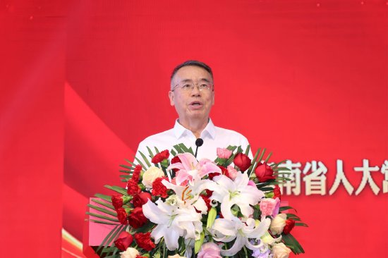 原海南省人大常委会副主任、海南省慈善总会会长陆志远致辞