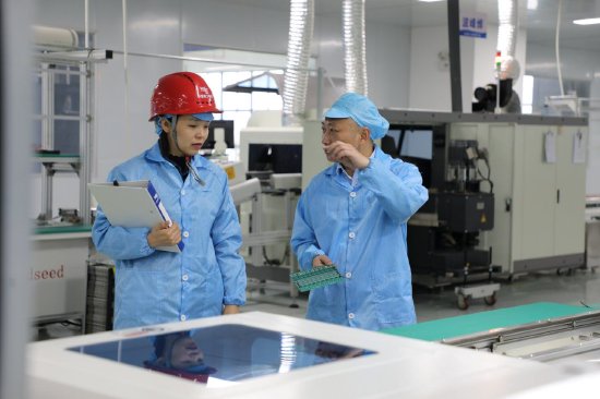 海南电网公司海口供电局工作人员协助高新技术产业园区客户开展安全用电检查。杨永光 摄