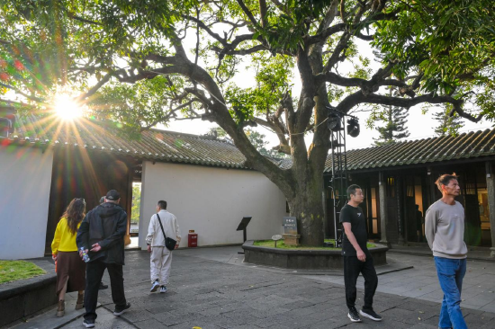 游客在东坡书院内游览。