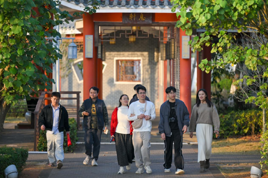 游客在东坡书院内游览。