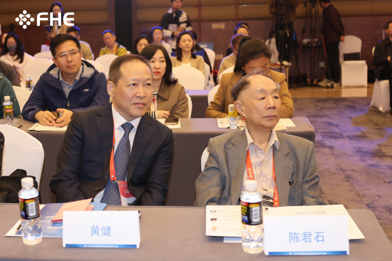 中国工程院院士、国家食品安全风险评估中心总顾问陈君石（图右），燕之屋创始人、董事长黄健（图左）