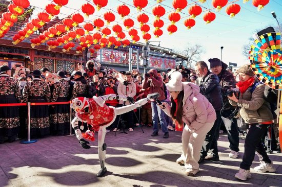 三等奖：杨建国《传统与科幻的新春邂逅》
