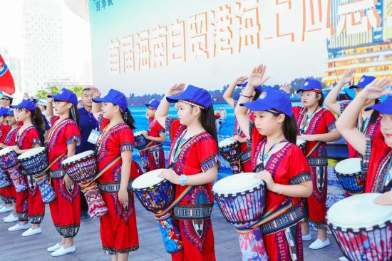 海南枫叶国际学校海枫小学现场表演。