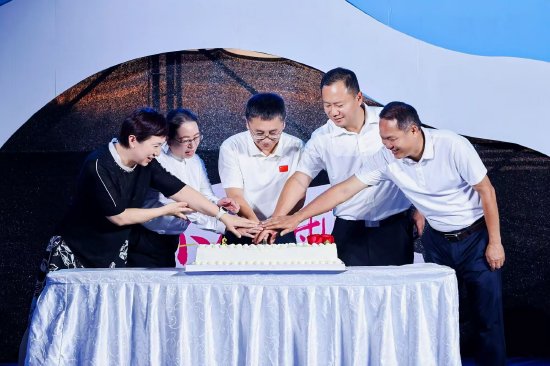 庆祝东英国际慢城三周年