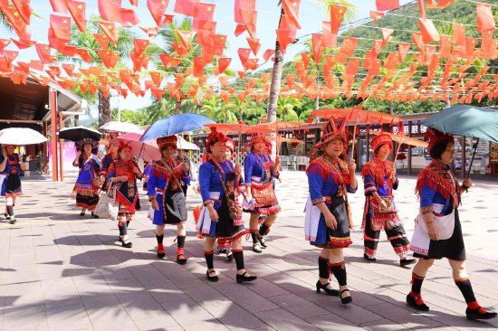 国庆假期过后，游客身着民族服饰畅游三亚南山景区