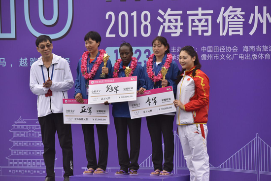 全程女子颁奖雅典马拉松官方驻中国代表狄米崔向全程项目中国籍男女第